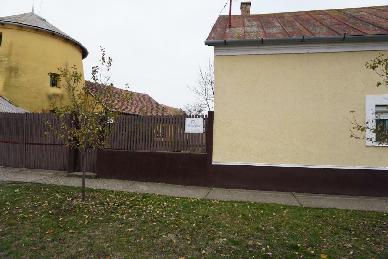 Piri Vendeghaz Hotel Hajduboszormeny Exterior photo